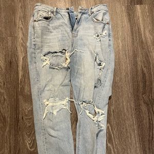 6L American Eagle Ripped Jeans